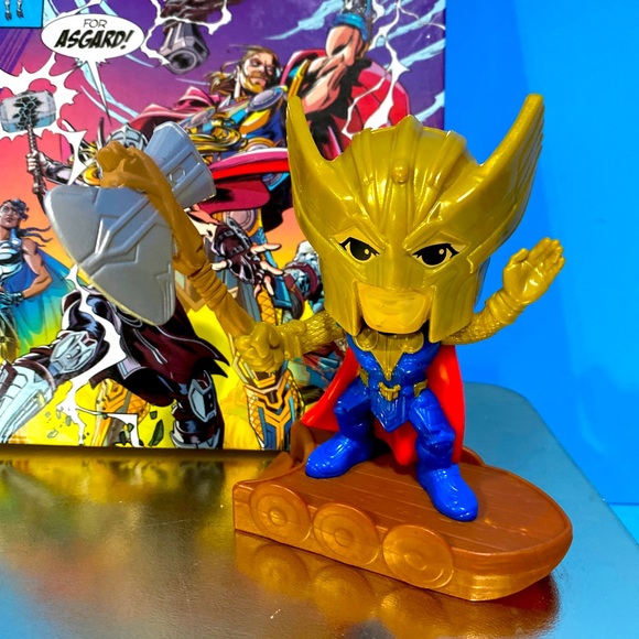 MARVEL STUDIOS THOR LOVE AND THUNDER BUNDLE 2022 MCDONALD’S #5 TOY & NOTEBOOK - Picture 3 of 8